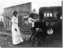 Women in front of the Jackson House